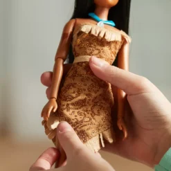 Disney Store Poupée Classique Pocahontas 11 Disney Store Poupée Classique Pocahontas -Disney 460011777726 3
