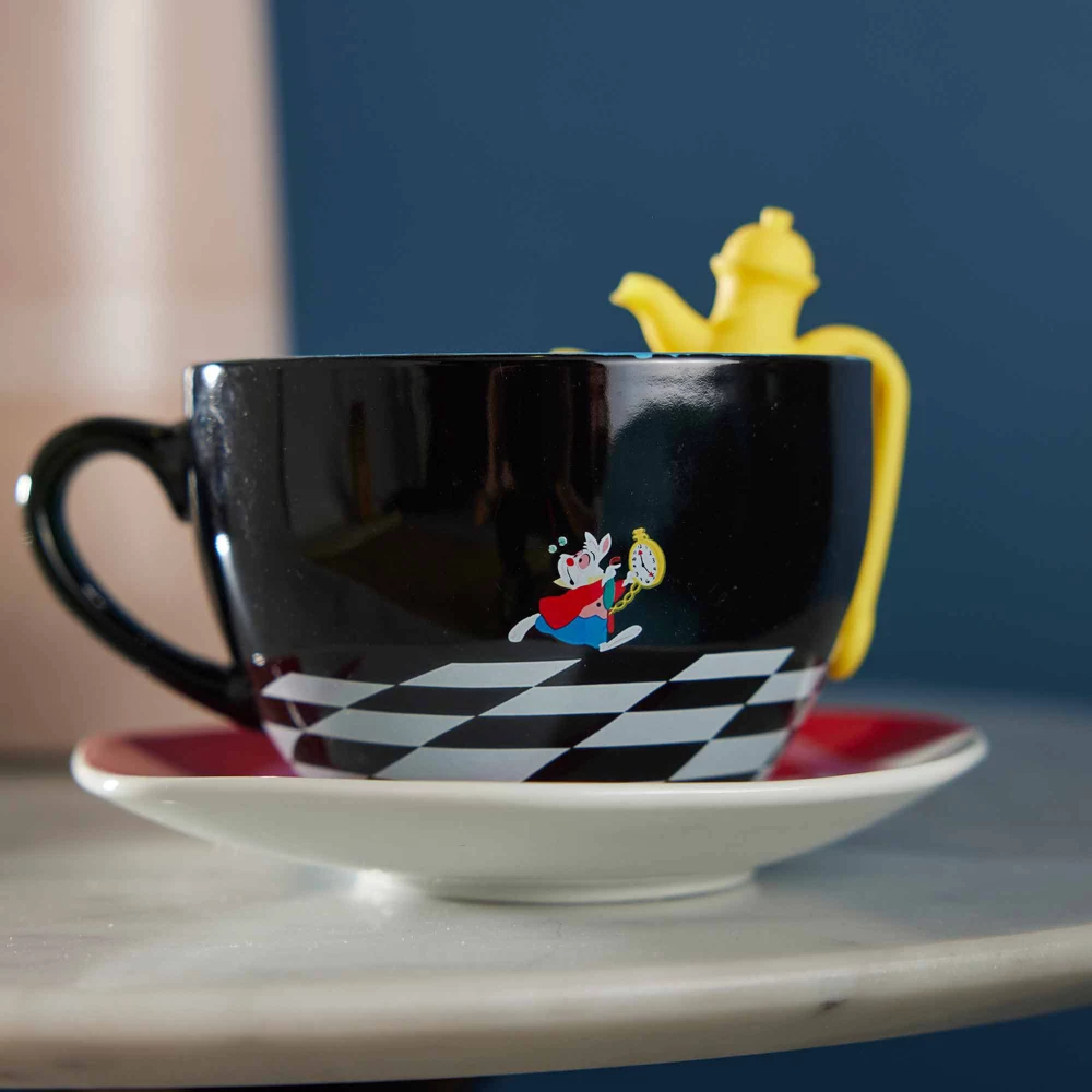 Disney Store Coffret Tasse, Soucoupe Et Infuseur Alice Au Pays Des Merveilles 4 Disney Store Coffret Tasse, Soucoupe Et Infuseur Alice Au Pays Des Merveilles – Image 2